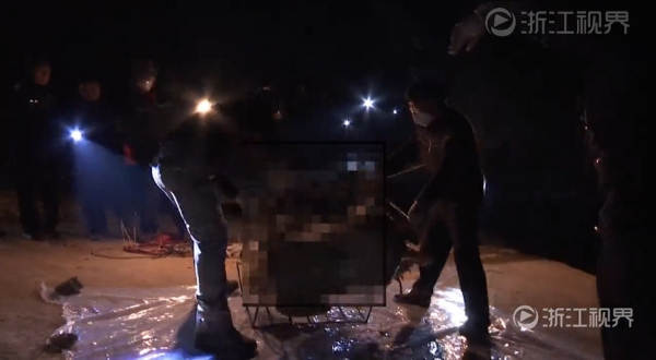 胡某落網後還承認，他對張某不停地威脅、毆打，並在接下去的40多天里，多次聯係張的家屬，催促欠款。家屬當時透露，電話中的張某聲音沙啞，說自己快不行了。為了救人，家屬東拼西湊陸續支付胡某近千萬元(其中620萬元已查實)，並承諾會繼續湊錢。然而，贖金交了，求饒也求了，張某始終沒有換回自由。圖為打撈屍體出水。