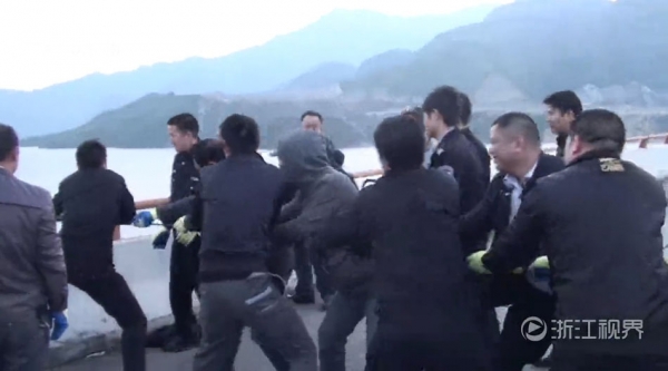 胡某，溫州籍，無固定職業，早年曾當過出境偷渡中介，俗稱“蛇頭”，平時以融資投資公司名義從事高利貸放貸。2011年以來，溫州暴發民間借貸危機，資金鏈出現問題的胡某飽受債務困擾。據辦案民警介紹，在綁架張某以前，胡某已欠下巨債，自知無力償還後，他提前與妻子離婚，將財產轉移。而之所以綁架張某並痛下狠手，不排除想以此“震懾”他的債主們。圖為打撈現場。