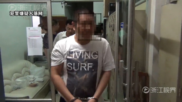 胡某還有賭博、非法持有槍支、尋釁滋事等多次違法犯罪前科，而且事發時仍有案在身。作案後，他自知國內無處藏身，便帶著錢利用其曾從事“蛇頭”的關係網絡，于2012年9月偷渡東南亞。起先，胡某在越南、緬甸、柬埔寨、印尼等地輾轉，但他最終目的地是歐洲。2012年年底，胡某終于找到機會，打算從土耳其偷渡到歐洲，但在距離土耳其邊境只有100米時，被當地警方抓了個正著，扣押了錢款，被遣返回國。圖為嫌疑人落網。