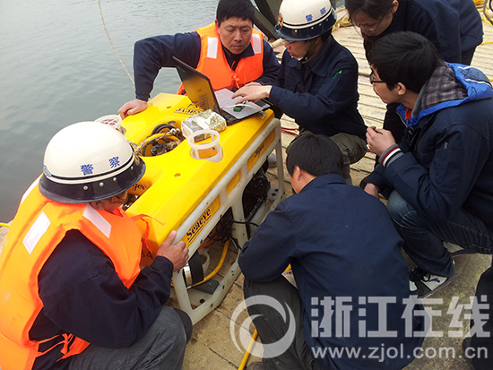 2014年12月28日下午，打撈團隊終于在8號橋墩東南方向4米處找到了張某！此時的張某屍體已經高度皂化(屍體停放在水中或潮濕的土中,與空氣斷絕,體內脂肪發生變性,變成灰黃色蠟樣物)，而鐵籠也因為流水，有一扇門被打開。今年1月6日，經過一係列準備，張某的屍體終于被打撈上水面。圖為打撈現場調試設備。