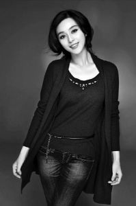 昨日，福布斯中文版推出“2015年中國名人榜”，范冰冰連續三年蟬聯冠軍，“準爸爸”周傑倫名列第二，謝霆鋒位居第三。“2015年中國名人榜”的評選規則，除了稅前收入，網絡搜索量、報紙、雜志、電視曝光率也涵蓋其中。