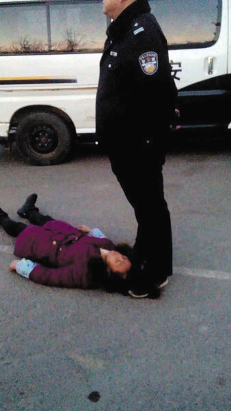 王文軍踩著周秀雲的頭發。現場視頻