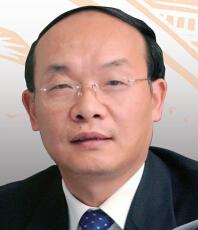 一汽集團董事長徐平 58歲的徐平1982年進入第二汽車制造廠,經過28年的摸爬滾打,2010年成為東風汽車董事長、黨委書記。徐平曾一手主導東風的“大自主”戰略,被汽車界稱為東風汽車發展的大功臣。