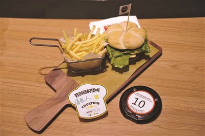 在觸屏點餐機上自助點餐，專屬大廚根據顧客要求現點現做……在麥當勞進入中國25周年之際，麥當勞“我創我味來”（Create Your Taste）概念店也正式登陸中國，首站落地上海。