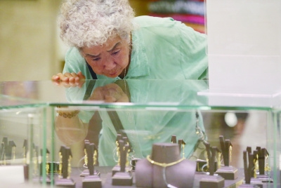 黃金降價京城各大賣場火熱大媽稱買齊女兒嫁妝