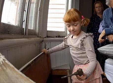 小女孩在里面找到了一些老舊的銅制品