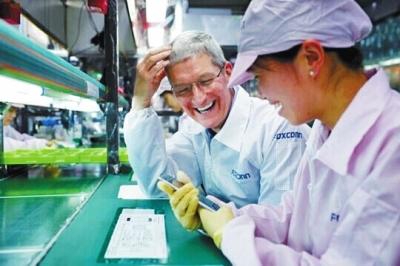 蘋果CEO富士康當裝箱工 督戰iPhone 6生產 蘋果CEO富士康當裝箱工 督戰iPhone 6生產