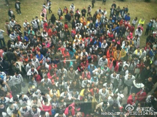 西鐵城精密去年就開始不斷裁員了，但是昨天（2月5日）下午突然貼出公告，清場結業，要和一千多名員工解除勞動合同，但並沒有說具體賠償細則，要所有員工離開工廠。因為怕走出廠門就再也進不去，所以一千多名員工聚集在工廠不肯離開（圖片來源：海外網）