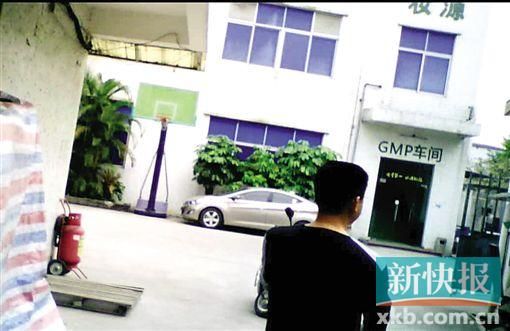 ■代工生產廠家的員工帶記者參觀化妝品生產車間。