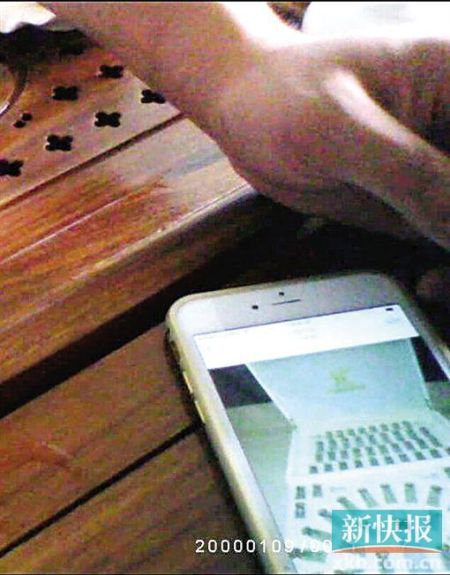 ■曾先生展示其手機中儲存的盛恩娜豐胸產品圖片,他在記者暗訪時承認,鄭先生所舉報的六款盛恩娜豐胸產品均係其工廠代工。