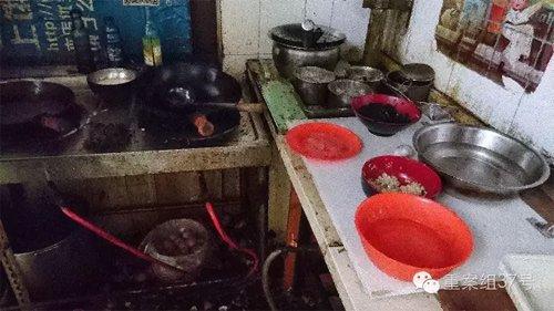 2016年7月10日,通州區北京像素小區,青島排骨米飯。狹小混亂的廚房。