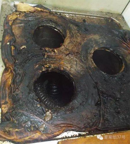 2016年7月10日,通州區北京像素小區,吉太太灌湯蒸餃。擠滿油漬污垢的蒸臺。