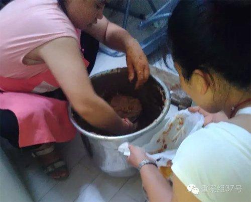 2016年7月10日,通州區北京像素小區,吉太太灌湯蒸餃。剛碎好的肉餡,直接用手往塑料袋里抓。