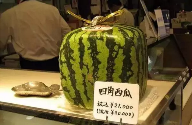 它被稱作是日本最貴的水果店，其位于東京日本橋的總店看起來就像是一間珠寶店。