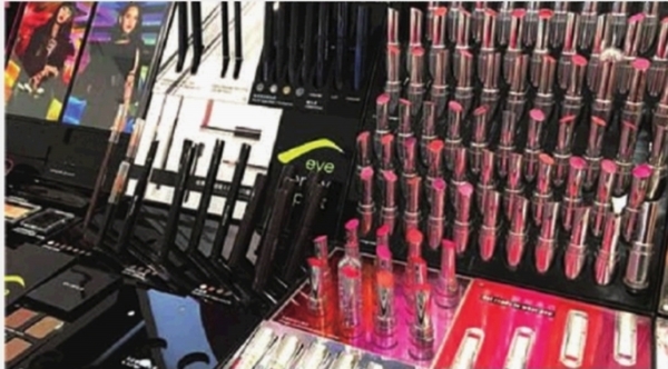 進口化妝品搶市場跟風降價，國貨面臨挑戰。