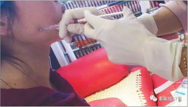 ▲3月10日,崇文門搜秀三樓美甲區一美甲店,自稱為“醫生”的劉某正在為一女士打瘦臉針。 新京報記者 大路 攝
