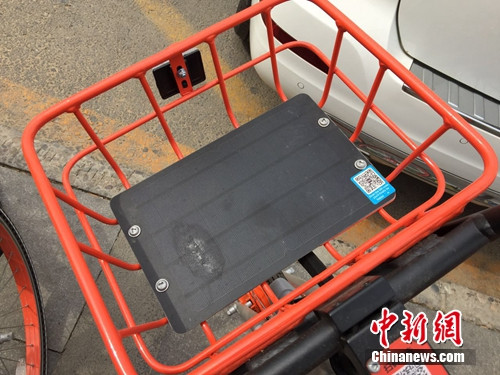 有些共享單車還被貼上了來源不明的二維碼。中新網 吳濤 攝