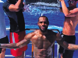 冰桶挑戰席卷全球愛心接力 世界名流皆上陣(圖) 冰桶挑戰席卷全球愛心接力 世界名流皆上陣(圖)