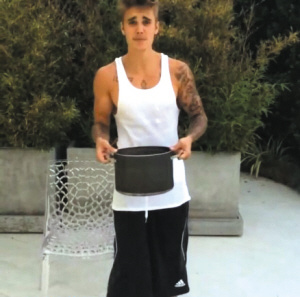 冰桶挑戰席卷全球愛心接力 世界名流皆上陣(圖) 冰桶挑戰席卷全球愛心接力 世界名流皆上陣(圖)