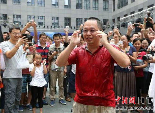 360周鴻祎完成冰桶挑戰 360周鴻祎完成冰桶挑戰