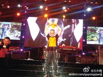 “冰桶挑戰”傳至中國 被指營銷味道濃 “冰桶挑戰”傳至中國 被指營銷味道濃