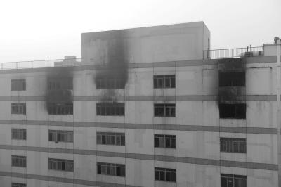 百榮商城大火已撲滅，外牆被熏黑。京華時報譚青攝