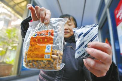 買300克銀耳幹燥劑佔150克 一半的錢買了幹燥劑