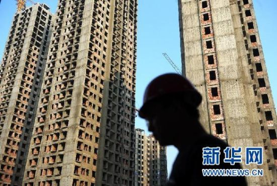 新華網北京3月30日電（記者 汪文品）30日傍晚，央行等三部門聯合下發通知，購買首套普通自住房，最低首付款比例為20%；擁有1套住房且購房貸款未結清，最低首付款比例為40%。與金融政策配套出臺的還有稅收政策優惠，財政部、國家稅務總局下發通知，二手房營業稅免徵期限由5年改成2年。