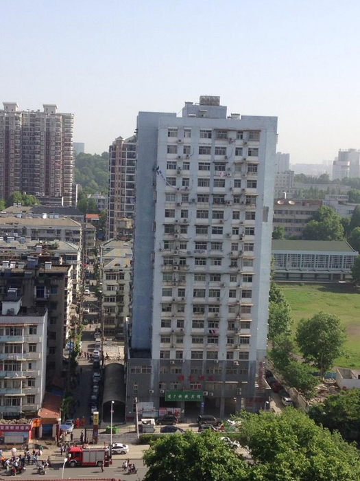 包工頭為討薪身係繩子從18樓跳下