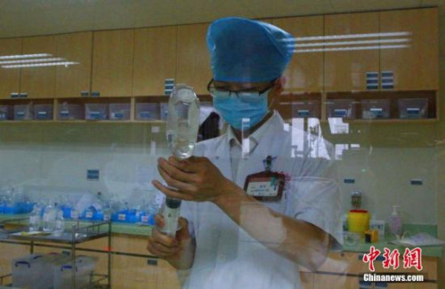 中新網8月19日電(健康頻道 劉旭輝)國務院18日發布《國務院關于改革藥品醫療器械審評審批制度的意見》，提出提高審評審批質量、解決注冊申請積壓、提高倣制藥質量、鼓勵研究和創制新藥等目標。這一文件從國家層面改革藥品審評審批制度，對藥企最為關注的藥品注冊申請積壓問題，明確了解決的時間表。專家表示，在積壓較多的情況下，藥品注冊積壓“去庫存”，還需增加審評專業人員。