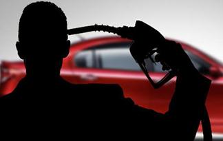 因全球三大原油生產商對原油價格持續走低反映平淡，國際油價仍將繼續下行，油價觸底依然可期。