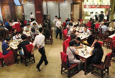 中秋節時，很多家庭講究到餐廳聚餐。新京報記者 尹亞飛 攝