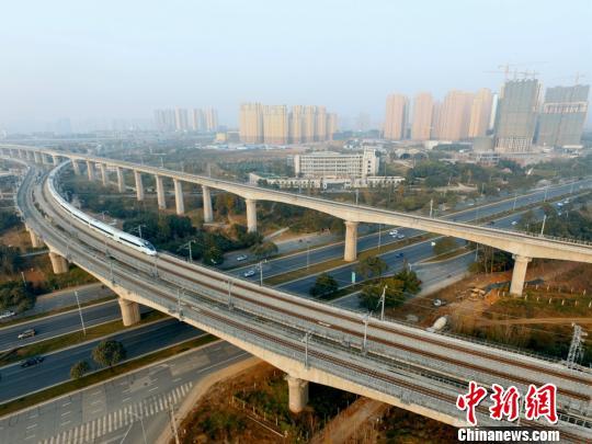 資料圖：假日里一趟重聯的CRH380D成渝高鐵動車組穿城而過。 吳正琪 攝