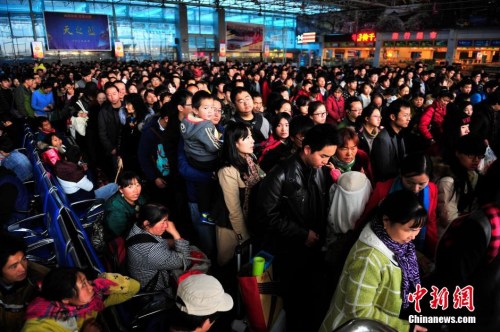 資料圖：2016年1月1日，隨著雲南鐵路網布局的不斷完善，眾多探親、出遊的旅客選擇乘火車出行，昆明火車站元旦客流迎來小高峰。 中新社記者 劉冉陽 攝