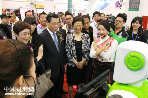 浙江省副省長梁黎明、臺灣貿易中心董事長梁國新參觀在科技應用體驗館參觀