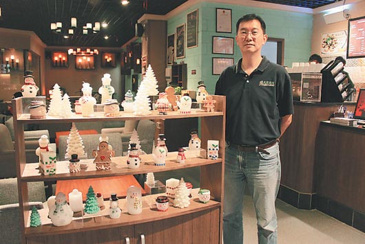 臺商開咖啡館玩主題店內彷佛蠟燭博物館