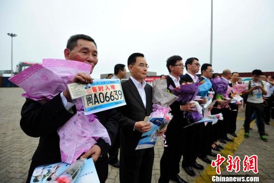 整個通關查檢流程30分鐘不到，這批臺灣小轎車全部領到“臨時入境牌照”和“臨時駕照”，以及一份太平洋財產保險贈送的20萬元人民幣保額保單。(念望舒攝) 念望舒 攝