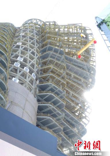 臺灣威京總部集團與旗下中華工程打造的節能建築——“陶朱隱園”，16日在臺北舉行上梁典禮，正式宣告鋼主體結構完成。圖為最後一根鋼梁正在吊起準備安裝。　路梅 攝