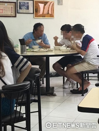 郭臺銘平民牛肉面館用餐 臺灣網友：真親民（圖）