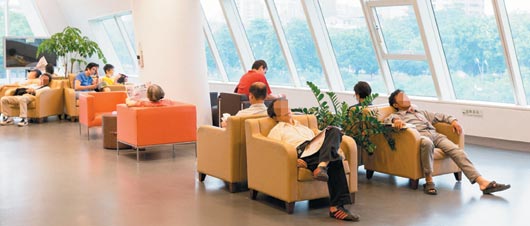 想吹空調又想省荷包臺灣民眾“攻佔”圖書館、商場 想吹空調又想省荷包臺灣民眾“攻佔”圖書館、商場