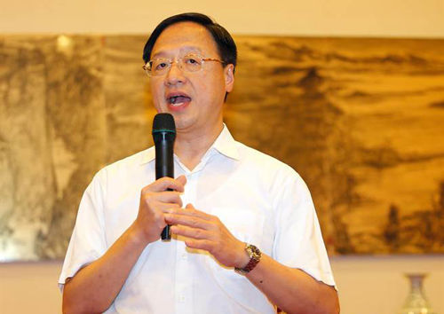 江宜樺獎勵屏東揭發劣質豬油老農新臺幣200萬