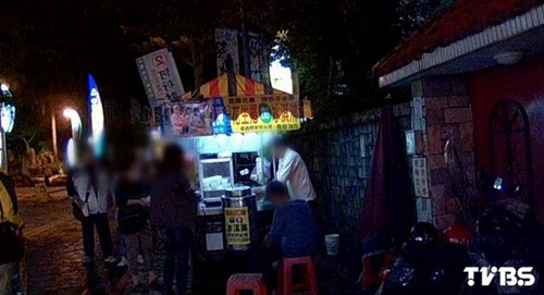 臺灣一攤鋪老板摳完腳不洗手不戴手套包花生卷