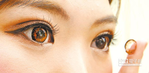 創意隱形眼鏡鏡片加草莓、小醜魚圖案(圖)