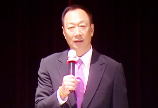 郭臺銘豪氣在尾牙上發放價值6億元的獎金獎品，羨煞其它科技業員工。（臺媒圖）