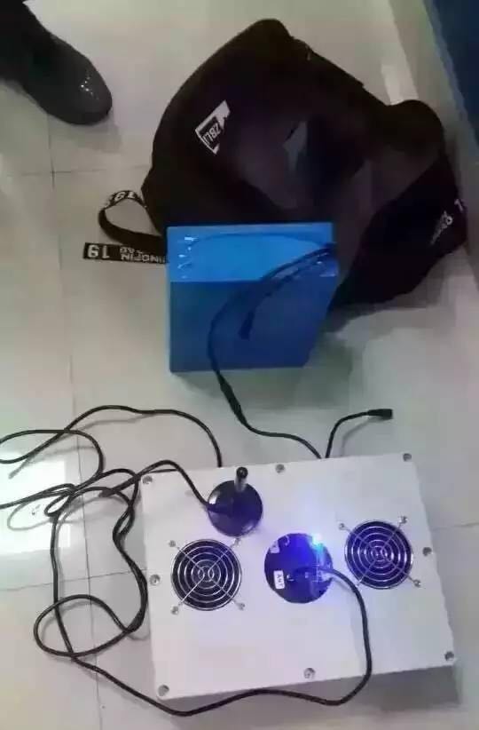 打開包，里面裝的是這種設備——“升級”版的微型偽基站。