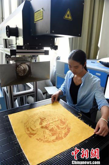 大學生用激光在布上雕花“私人訂制”讓訂單紛至沓來