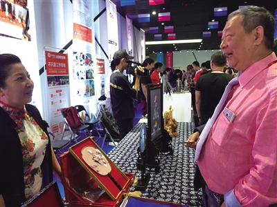 文創產業發展論壇開始前嘉賓參觀甌繡。