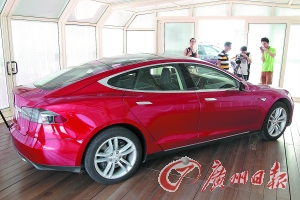 廣州一商場銷售低迷 借“特斯拉”攬客 廣州一商場銷售低迷 借“特斯拉”攬客