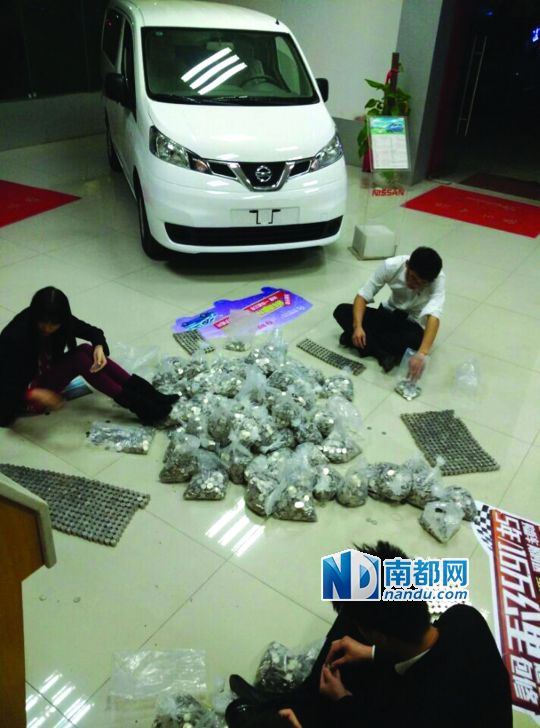 東莞老板提半噸硬幣買皮卡 車行5員工數錢手抽筋