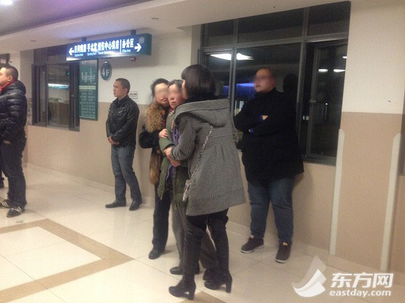 圖片說明:22點30分許,第六人民醫院,民警茆盛泉因搶救無效身亡,親友在手術室門口。